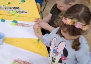 dzieci tworzą prace plastyczne