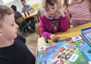 Dzieci grają w wybrane gr