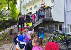 Dzieci wchodzą do szkoły