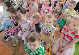 Zdjęcie przedstawia dzieci pozujących do zdjęcia.