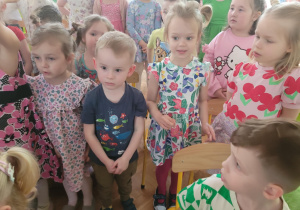 Zdjęcie przedstawia dzieci pozujących do zdjęcia.
