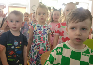 Zdjęcie przedstawia dzieci pozujących do zdjęcia.