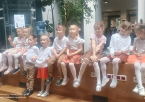 Dzieci w oczekiwaniu przed wejściem na scenę