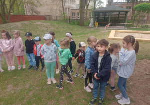 Dzieci czekające na instrukcje gry