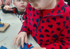 Dziewczynka tworząca swojego robota