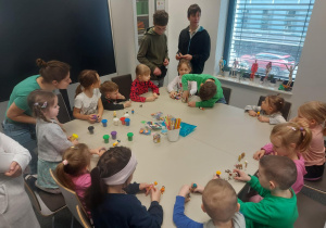 grupa dzieci tworząca roboty