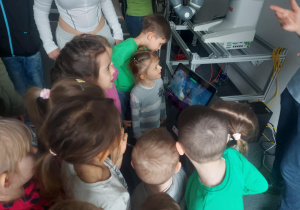 Dzieci przyglądające się pracy robota