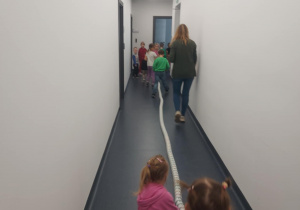 Dzieci podczas eksperymentu połączenia gąsiennic