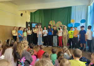 Zdjęcie przedstawia uczniów odgrywających inscenizację.