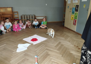 Na zdjęciu widzimy Bibi, którą obserwują siedzące dzieci.