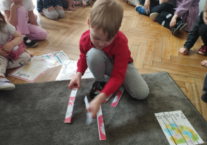 Na zdjęciu widzimy chłopca, który układa puzzle - godło Polski.