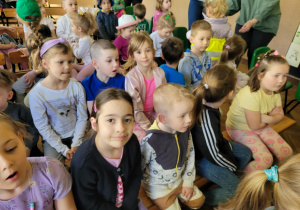 Na zdjęciu widzimy dzieci, które oglądają bajkę.