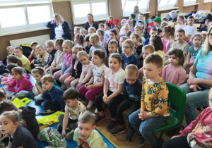 Na zdjęciu widzimy dzieci, które oglądają bajkę.