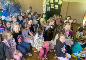Na zdjęciu widzimy dzieci, które oglądają bajkę.