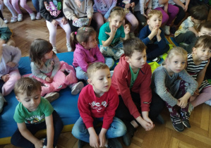 Na zdjęciu widzimy dzieci, które oglądają bajkę w wykonaniu dzieci z klasy 3.