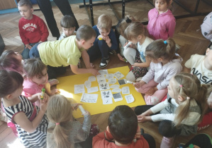 Na zdjęciu widzimy dzieci, które biorą udział w zabawie edukacyjnej.