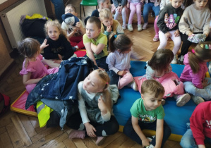 Na zdjęciu widzimy dzieci, które oglądają bajkę w wykonaniu dzieci z klasy 3.
