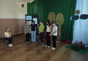 Na zdjęciu widzimy dzieci z klasy 3, które wystawiają bajkę.