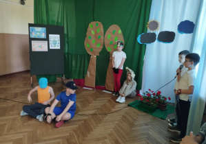 Na zdjęciu widzimy dzieci z klasy 3, które wystawiają bajkę.