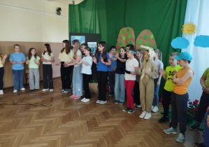 Na zdjęciu widzimy dzieci z klasy 3, które wystawiają bajkę.
