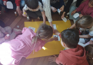 Na zdjęciu widzimy dzieci, które biorą udział w zabawie edukacyjnej.
