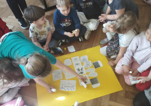 Na zdjęciu widzimy dzieci, które biorą udział w zabawie edukacyjnej.