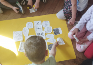Na zdjęciu widzimy dzieci, które biorą udział w zabawie edukacyjnej.