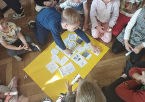 Na zdjęciu widzimy dzieci, które biorą udział w zabawie edukacyjnej.