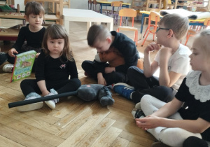 Na zdjęciu widzimy trójkę dzieci, które trzymają swoje figurki i maskotki konia.