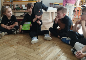Na zdjęciu widzimy dziewczynkę, która unosi do góry swojego konia.