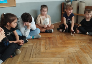 Na zdjęciu widzimy dwójkę dzieci, które przyniosły do przedszkola figurkę konia. Dzieci opowiadają o nich.