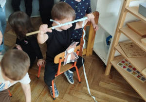 Na zdjęciu widzimy dzieci, które uczestniczą w zabawie.