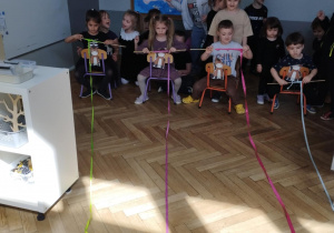 Na zdjęciu widzimy dzieci, które uczestniczą w zabawie.