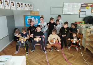 Na zdjęciu widzimy dzieci, które uczestniczą w zabawie.