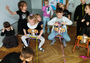 Na zdjęciu widzimy dzieci, które uczestniczą w zabawie.