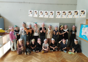 Na zdjęciu widzimy dzieci w wykonanych opaska. Dzieci stoją i siedzą pod napisem "Dzień Konia".