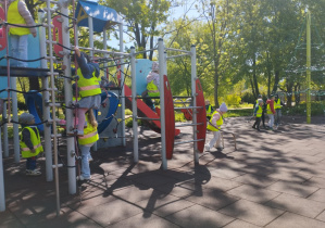 Na zdjęciu widzimy grupkę dzieci bawiącą się na placu zabaw.