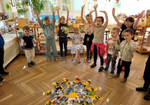 Zdjęcie przedstawia dzieci stojące w koel. Dzieci śpiewają solenizantce ,, Sto lat"