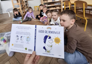 dzieci oglądają ilustrację w książce