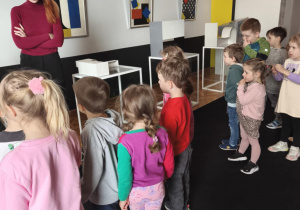 Dzieci zwiedzające muzeum