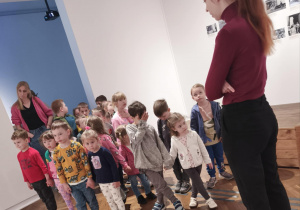 Dzieci zwiedzające muzeum