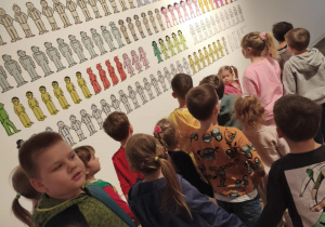 Dzieci zwiedzające muzeum