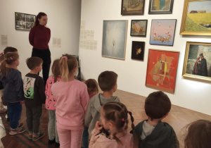 Dzieci zwiedzające muzeum