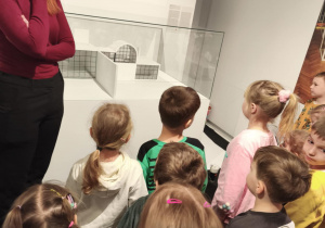 Dzieci zwiedzające muzeum