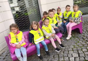 Zdjęcie grupowe na patio muzeum
