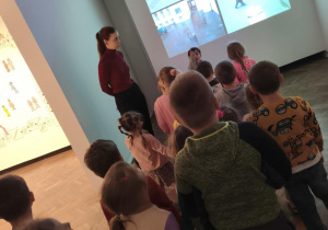 Dzieci zwiedzające muzeum