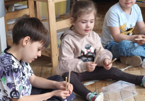 Dzieci brają na bębnach afrykańskie rytmy