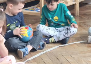 Dzieci brają na bębnach afrykańskie rytmy