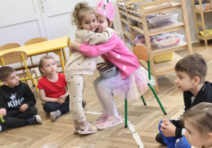 Dzieci składają życzenia Oli