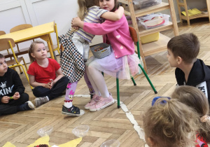 Dzieci składają życzenia Oli